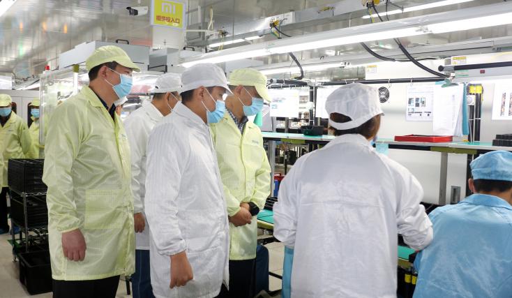 武汉市江夏区代区长张斐一行赴卓翼科技调研手机产业发展